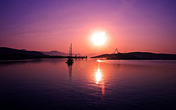 EVENING SUNLIGHT, sea, yacht, city, purple sunset, evening HD wallpaper