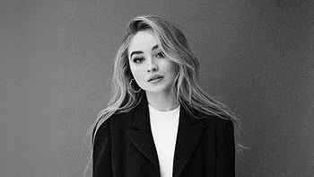 Sabrina Carpenter, pretty, actress, monochrome, 2018 HD wallpaper