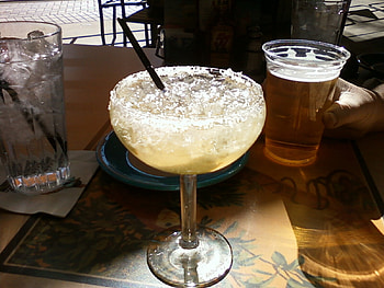 Drinks for 2, beer, driinks, margaritas, ice HD wallpaper
