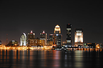 Louisville skyline, Nighttime cityscape, Body of water HD wallpaper