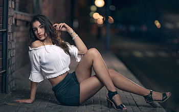 Brunette in Shorts, model, sidewalk, shorts, brunette HD wallpaper