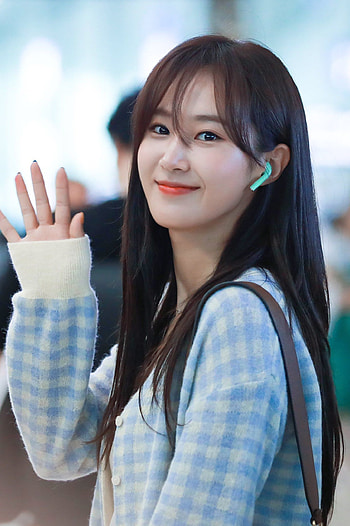 Kwon Yuri, Daydreamer's muse, Girls Generation beauty, Captivating presence HD phone wallpaper