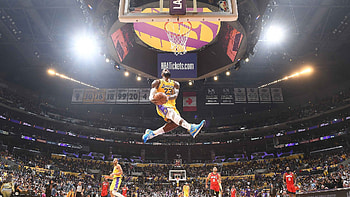LeBron's dunk pays tribute to Kobe, Lebron Dunking HD wallpaper