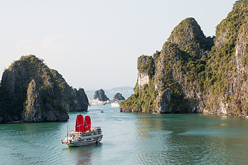 Halong Bay, Vietnam's charm, Alluring landscapes, que views HD wallpaper