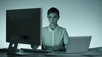 Office Worker Focused at Desk, woman, computer, office, technology HD wallpaper