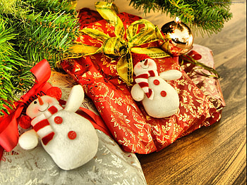 Christmas gift for leekita, christmas decorations, beautiful, gold, gift, pine, green, yellow, red, cookies dolls HD wallpaper