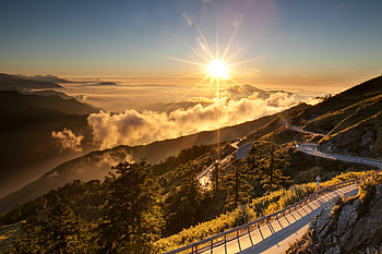 Taiwan Mountain Road at Sunrise - Ultra, Taiwan, landscape, mountain, road, sunbeam HD wallpaper