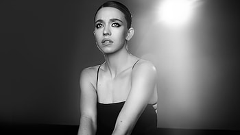 Sydney Sweeney Armani Beauty X Venice Film, sydney-sweeney, celebrities, girls, model, hoot, monochrome, black-and-white HD wallpaper