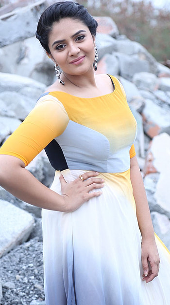 Sreemukhi, telugu actress, model HD phone wallpaper