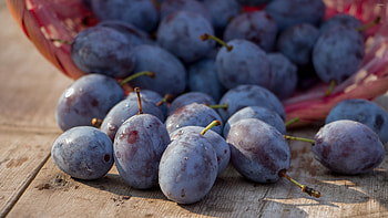 Plums on wooden table, graphy HD wallpaper