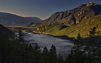 Nature, Mountains, Clouds, Shine, Light, Forest, Fog, Shadows, Haze, dom HD wallpaper