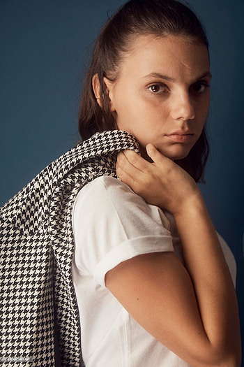 Number neighbors, Dafne Keen fan, Mystery connection, Social trend HD phone wallpaper