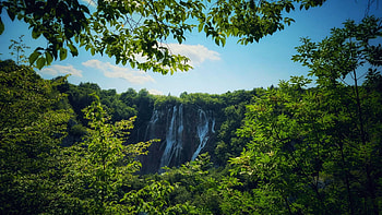 Plitvice Park with waterfalls everywhere you can see, lakes, trees, sky, water, Croatia HD wallpaper