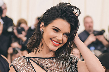 Kendall Jenner Cute Smile, kendall-jenner, celebrities, girls, model HD wallpaper