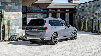 BMW i7 Xdrive40i 2022 3 Cars HD wallpaper