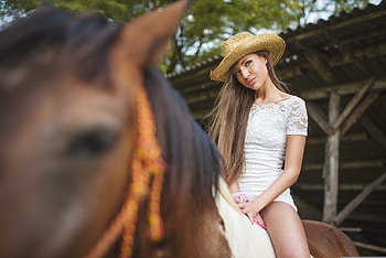 Hat Women On Horse, hat, women, horse, girls, animals HD wallpaper