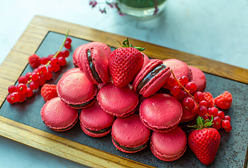 Macaroons, sweet, pink, strawberry, dessert, fruit, berry, food HD wallpaper