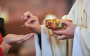 Corpus Christi, Eucharist, priest, Communion, hands HD wallpaper