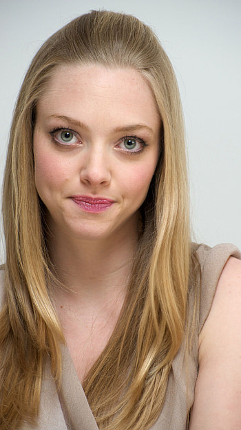 Amanda Seyfried, hollywood actress HD phone wallpaper