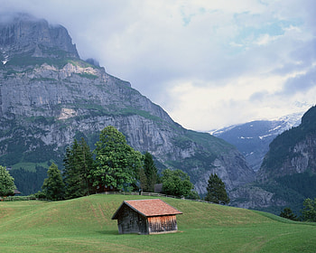 Country house, Mountain retreat, Nature's embrace, Scenic wonder HD wallpaper