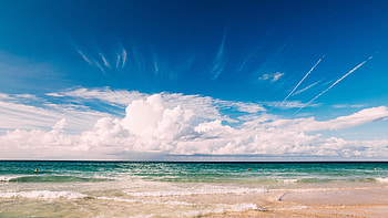 Sunny day, clouds, calm sea, beach HD wallpaper