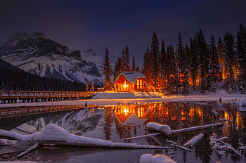 House by the lake in winter night, night, winter, house, beautiful, reflections, mountain, lake, snow, lights HD wallpaper
