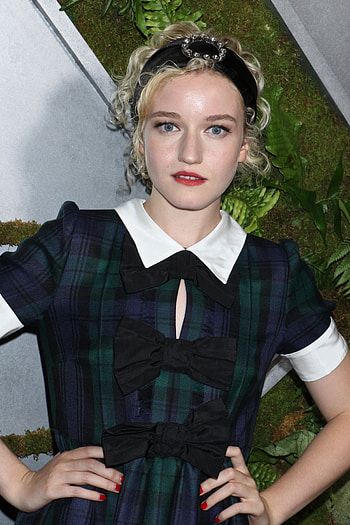 Julia Garner, Hollywood actress, Talent at work, Rising star HD phone wallpaper