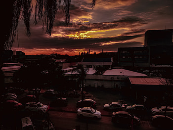 A sunset over a city, sky, sunset, cloud, sunrise, graphy, urban HD wallpaper