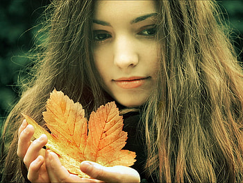 Autumn and me, beautiful girl, dreamer, dreamer girl, dreams, thoughts, fall, eyes, golden color, beauty, season, autumn, stare, leaf, lips, hair HD wallpaper