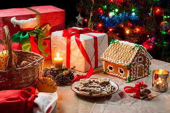 Candles and cookies, Festive basket, Christmas ornaments HD wallpaper