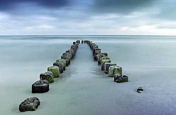 Calm Water, sea, wooden beams HD wallpaper