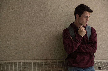 Clay Jensen In 13 Reasons Why Season 2 , 13-reasons-why, tv-shows HD wallpaper