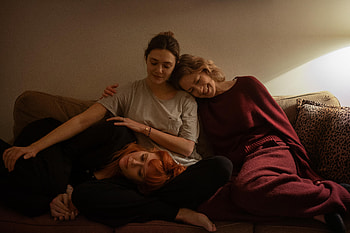 His Three Daughters: Stunning Ultra, movie HD wallpaper