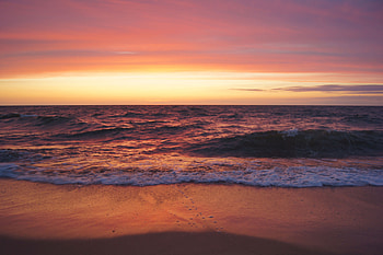 Beach, sea waves, sand, sunset, dawn, skyline HD wallpaper