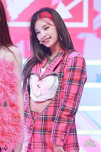 Yeji Itzy loco stage, kpop HD phone wallpaper