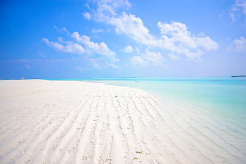 Idyllic tropical beach with white sands and turquoise sea in Maldives. HD wallpaper