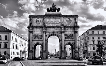 siegestor triumphal arch in munich, city, black and white, arch, street, monument, sky HD wallpaper