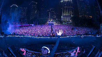 Concert stage , Immersive atmosphere, Energetic crowd, Unforgettable experiences HD wallpaper