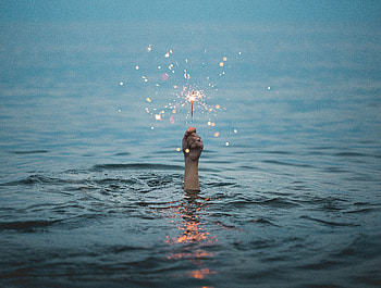 Sea, Hand, Miscellanea, Miscellaneous, Sparkler, Creative HD wallpaper