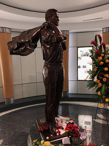 George Bush Intercontinental Airport, United Airlines tribute HD phone wallpaper