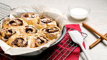 Gluten-, Cinnamon rolls, Celiac-friendly recipe, Tasty alternative HD wallpaper