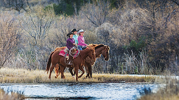 River Crossing. . ., river, style, cowgirl, fun, brunettes, horses, outdoors, ranch, blondes, girls, women, boots, western, hats, female HD wallpaper