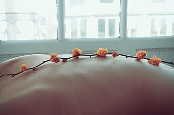 Soft bokeh effect on a relaxing spa scene with delicate flowers on skin. HD wallpaper