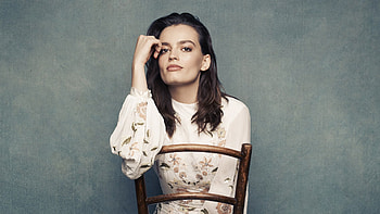Emma Mackey HD wallpaper