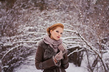 Winter Beauty, winter, pose, frozen, girl, gloves, beauty, fur, red head, lovely HD wallpaper