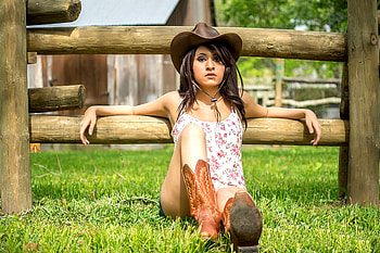 Rest Time, cowgirls, fence, brunettes, boots, hats HD wallpaper