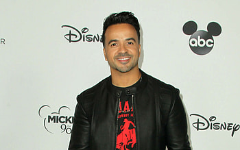 Mickey's 90th Spectacular, Luis Fonsi HD wallpaper