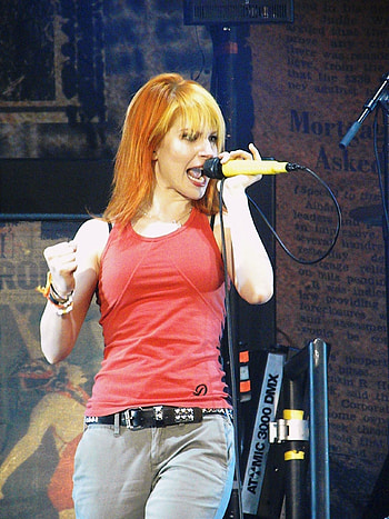 Hayley Williams, Paramore concert, Raleigh NC, Memorable moment HD phone wallpaper