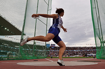 Female discus thrower, Breaking stereotypes, CNN video, Empowering women HD wallpaper