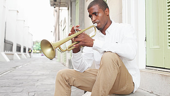 Black man playing trumpet, Street scene HD wallpaper